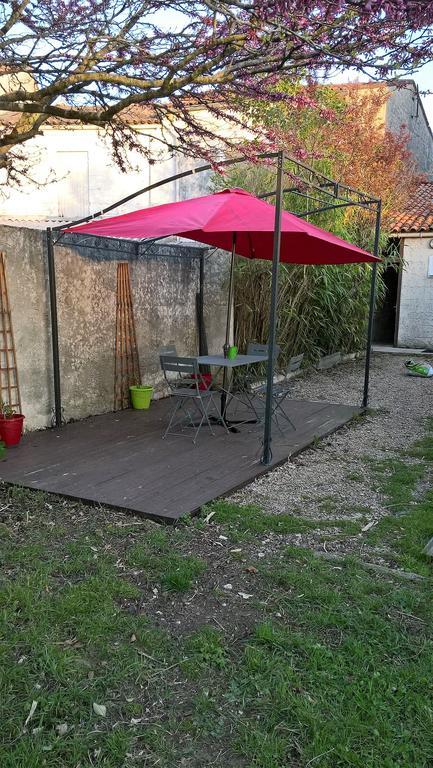 Locations Rives De Seugne - De Gaulle Apartment Жонзак Екстериор снимка